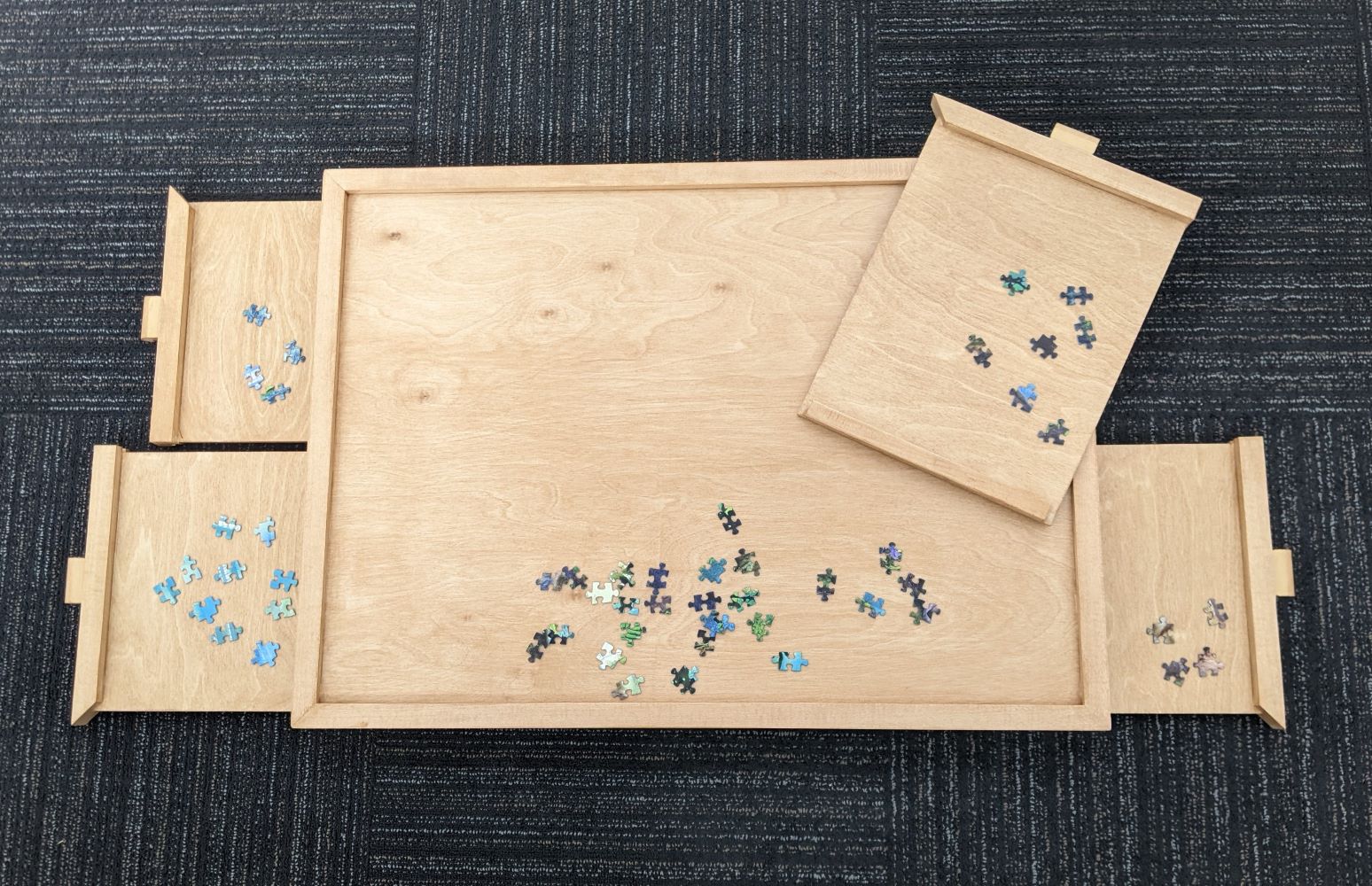 Le plateau de puzzle avec tiroirs