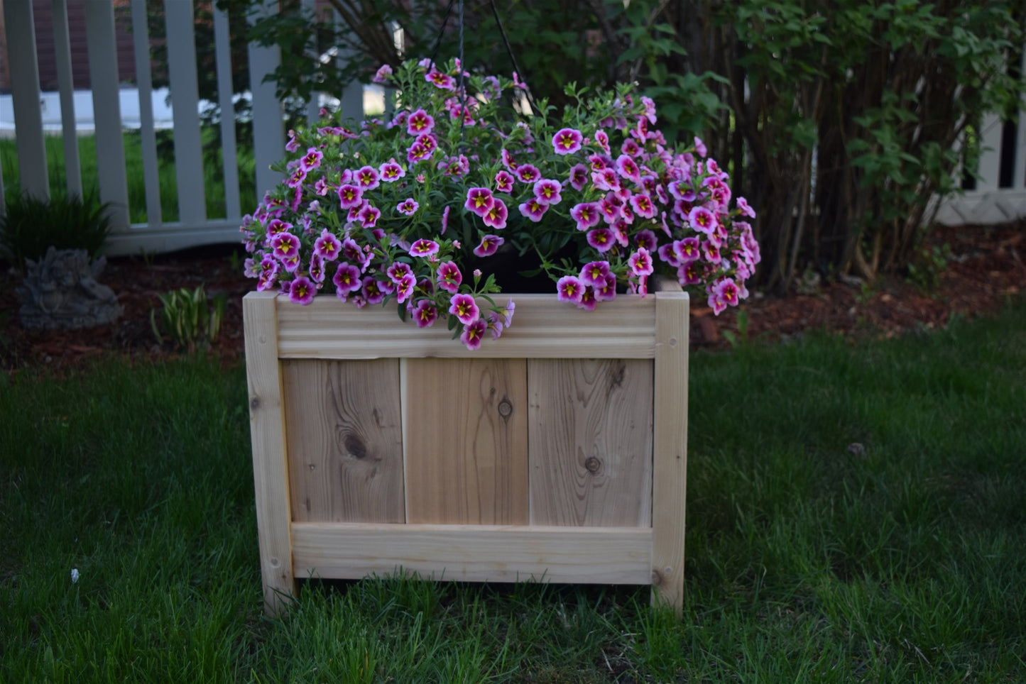 Petit bac de jardinage carré sur pattes basses